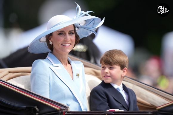 Fidèle à son rôle central au sein de la monarchie britannique, la princesse de Galles a une nouvelle fois captivé l’attention par une silhouette parfaitement maîtrisée, à la fois élégante, symbolique et subtilement coordonnée avec celle de ses enfants. 

Catherine (Kate) Middleton, princesse de Galles, et le prince Louis de Galles - La princesse de Galles assiste à la parade « Trooping the Colour » au palais de Buckingham, à Londres, au Royaume-Uni, le 13 juin 2026.

© Julien Burton / Bestimage