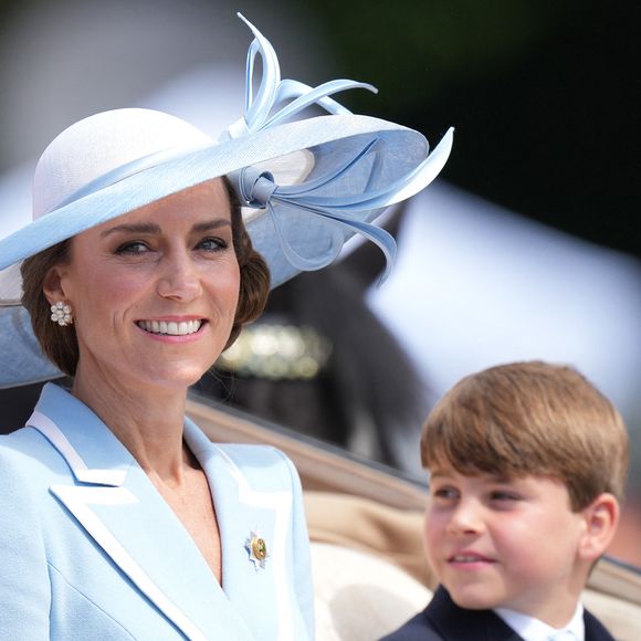 Fidèle à son rôle central au sein de la monarchie britannique, la princesse de Galles a une nouvelle fois captivé l’attention par une silhouette parfaitement maîtrisée, à la fois élégante, symbolique et subtilement coordonnée avec celle de ses enfants. 

Catherine (Kate) Middleton, princesse de Galles, et le prince Louis de Galles - La princesse de Galles assiste à la parade « Trooping the Colour » au palais de Buckingham, à Londres, au Royaume-Uni, le 13 juin 2026.

© Julien Burton / Bestimage
