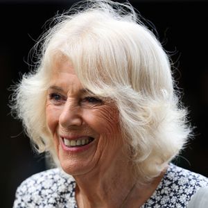 Elle appuie le Mirabel Centre au Nigeria, a lancé le projet Wash Bags et visité des centres en Inde, aux Balkans et aux États-Unis.

Le roi Charles III d'Angleterre et Camilla Parker Bowles, reine consort d'Angleterre, visitent le Sandringham Flower Show 2025, le 23 juillet 2025. @Chris Radburn/WPA-Pool/Bestimage