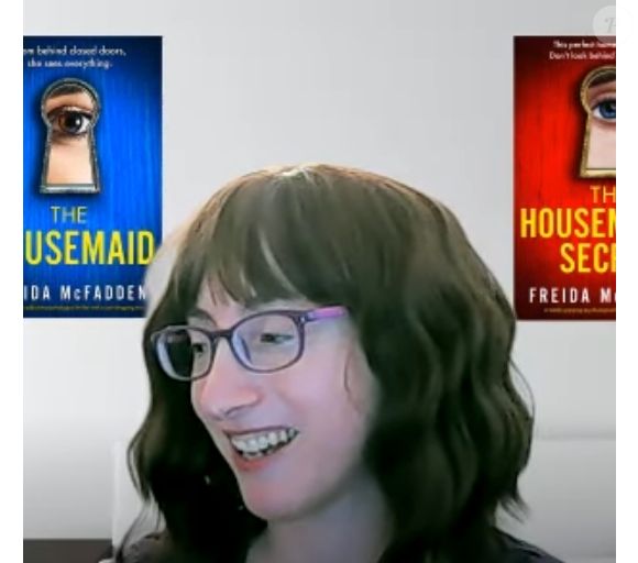 Notamment avec son incontournable saga de La Femme de ménage, en 2024, l'autrice a cartonné quant à ses ventes.

Freida McFadden mise à l'honneur via la chaîne YouTube - Novel Suspects - 2023. (Capture d'écran).