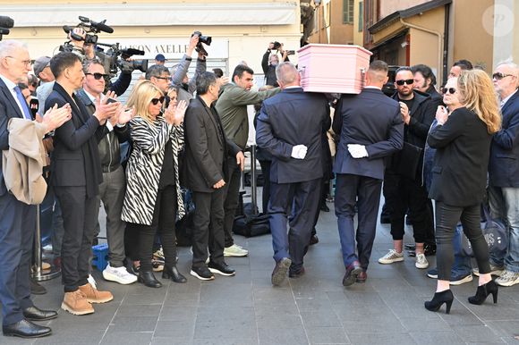 Vêtu d'un costume noir solennel, il a franchi le seuil de l'édifice les yeux embués de larmes. 

Angela Lorente, Thomas Valentin, Conseiller du président du Directoire du Groupe M6, Steevy Boulay, Benjamin Castaldi, Violette Petrucciani (mère de Loana), Eryl Prayer - Sorties des obsèques de Loana Petrucciani en la cathédrale Sainte-Réparate à Nice le 10 avril 2026.  © Bruno Bebert/Bestimage