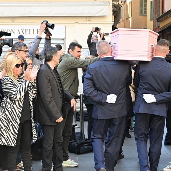 Vêtu d'un costume noir solennel, il a franchi le seuil de l'édifice les yeux embués de larmes. 

Angela Lorente, Thomas Valentin, Conseiller du président du Directoire du Groupe M6, Steevy Boulay, Benjamin Castaldi, Violette Petrucciani (mère de Loana), Eryl Prayer - Sorties des obsèques de Loana Petrucciani en la cathédrale Sainte-Réparate à Nice le 10 avril 2026.  © Bruno Bebert/Bestimage