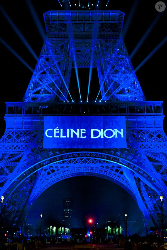 La Tour Eiffel s'est illuminée pour célébrer Céline Dion dont le retour sur scène se fera à Paris. Le 30 mars 2026. © Anthony Ghnassia / Courtesy via Bestimage