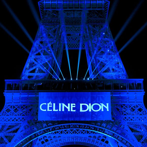 La Tour Eiffel s'est illuminée pour célébrer Céline Dion dont le retour sur scène se fera à Paris. Le 30 mars 2026. © Anthony Ghnassia / Courtesy via Bestimage