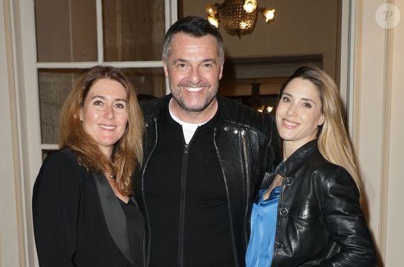 Exclusif -  Adriana Santini, Arnaud Ducret et sa femme Claire Francisci - 50ème de la pièce "Lyly" avec M. Bernier et F. Perrin au théâtre de Paris le 27 mars 2025. © Coadic Guirec/Bestimage