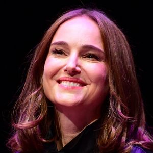 Loin des collines d'Hollywood, Natalie Portman a choisi la France pour voir grandir ses deux enfants, Aleph et Amalia. 

Natalie Portman présente le film "Arco" - Festival Lumière à Lyon. © Romain Doucelin/Bestimage