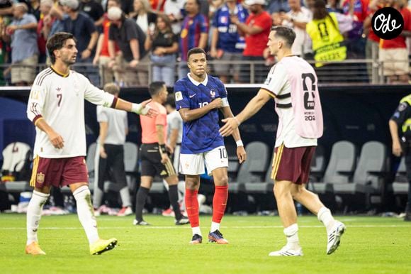 Didier Deschamps a appelé à accepter la défaite sans oublier le parcours réalisé.

Kylian Mbappe  - Match de demi-finale "France - Espagne (2-0)" lors de la Coupe du Monde FIFA 2026 (FIFA World Cup 2026), le 14 juillet 2026. Elyxandro Cegarra / PsnewZ / Bestimage