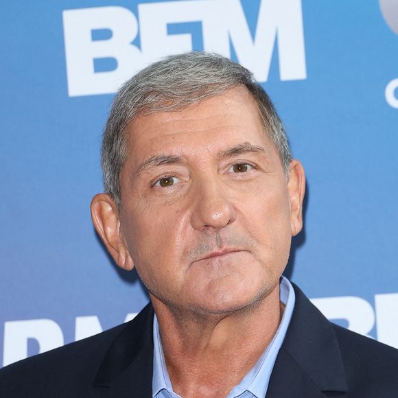 À la rentrée de septembre, il cumulera ce nouveau rôle tout en conservant sa tranche d'information sur LCI.

Yves Calvi lors de la conférence de presse de rentrée de BFM TV - RMC, du groupe Altice France, à Paris, en France, le 31 août 2023. © Coadic Guirec/Bestimage