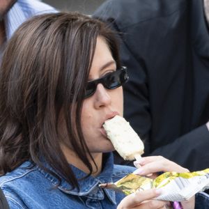 Adele Exarchopoulos en tribunes lors de la finale messieurs des Internationaux de France de Tennis de Roland Garros 2025 (jour 15), à Paris, France, le 8 juin 2025. © Cyril Moreau/Bestimage