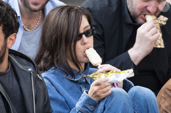 Adele Exarchopoulos en tribunes lors de la finale messieurs des Internationaux de France de Tennis de Roland Garros 2025 (jour 15), à Paris, France, le 8 juin 2025. © Cyril Moreau/Bestimage