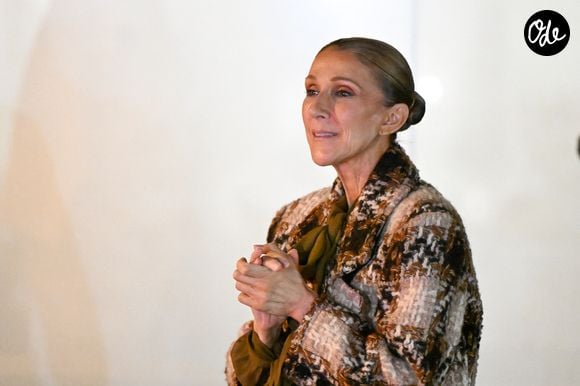 Céline Dion, de retour d'une séance intense de répétitions, prend le temps de saluer ses fans devant l'hôtel Royal Monceau à Paris le 9 septembre 2026 

© Lionel Urman / Bestimage