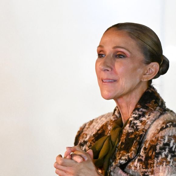 Céline Dion, de retour d'une séance intense de répétitions, prend le temps de saluer ses fans devant l'hôtel Royal Monceau à Paris le 9 septembre 2026 

© Lionel Urman / Bestimage