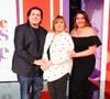 Exclusif - Michèle Bernier et ses enfants Enzo et Charlotte Gaccio lors du backstage de l'enregistrement de l'émission "Famille je vous aime" présentée par M. Drucker et qui sera diffusée le 13 juin 2025 sur France 3, aux Studios rive gauche à Paris, France, le 14 avril 2025. © Clovis-Gaffiot/Bestimage
Tout au long de sa carrière, Michel Drucker a interviewé les parents de ses invités pour comprendre leur parcours. Il a tissé des liens avec chacune de leur famille. Voilà comment est née l'idée de " Famille je vous aime ".
Cette émission diffusée en prime time sur France 3, entre la Fête des Mères et la Fête des Pères, a pour thème principal la transmission.
La famille a toujours inspiré les artistes que ce soit en chanson ou en humour. Gad Elmaleh, le parrain de cette première émission sera accompagné de Régine et David, ses parents. Il y aura également Dany Brillant, Anne Roumanoff, Roman Doduick et leur maman, Michèle Bernier, Laurent Voulzy, Gérard Lanvin, Louis Chedid, Michel et Beatrice Leeb et leurs enfants, mais aussi David Hallyday et Olivier de Benoist dont les récents spectacles abordent ce sujet.
Entre émotion et fous rires, nous n'avons pas fini d'aimer ces drôles de Familles !