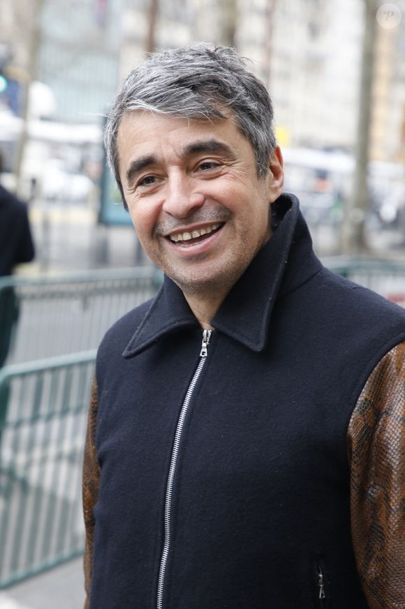 Et pour lui de commenter en voix-off : "Rencontrez l'homme qui a l'une des plus grandes collections de vinyles à Paris. J'ai littéralement grandi au milieu d'albums et il m'a transmise sa passion à travers sa folle collection. (...) Cela va de la Funk obscure à de la techno acide, il a même un rare live du Mime Marceau qui est 13 minutes de silence..." 

Exclusif - Ariel Wizman à la sortie d'un enregistrement radio aux studios RTL à Neuilly-sur-Seine, France, le 21 mars 2023.