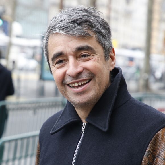 Et pour lui de commenter en voix-off : "Rencontrez l'homme qui a l'une des plus grandes collections de vinyles à Paris. J'ai littéralement grandi au milieu d'albums et il m'a transmise sa passion à travers sa folle collection. (...) Cela va de la Funk obscure à de la techno acide, il a même un rare live du Mime Marceau qui est 13 minutes de silence..." 

Exclusif - Ariel Wizman à la sortie d'un enregistrement radio aux studios RTL à Neuilly-sur-Seine, France, le 21 mars 2023.