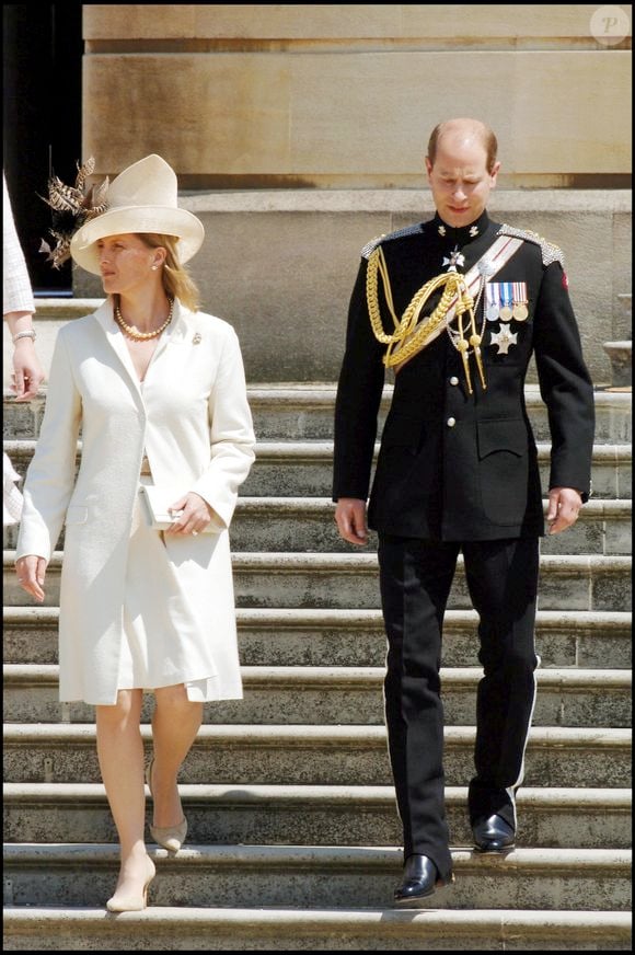 devenant des membres incontournables et de confiance, un exemple à suivre pour Harry et Meghan ?

La reine mère avec Sophie Rhys-Jones et le prince Edward lors de la cérémonie célébrant la fin de la seconde guerre mondiale à Londres en 2005 © GOFF INF / BESTIMAGE