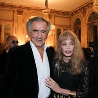 Arielle Dombasle décorée : son mari Bernard-Henri Lévy présent à cette soirée exceptionnelle et des invités VIP