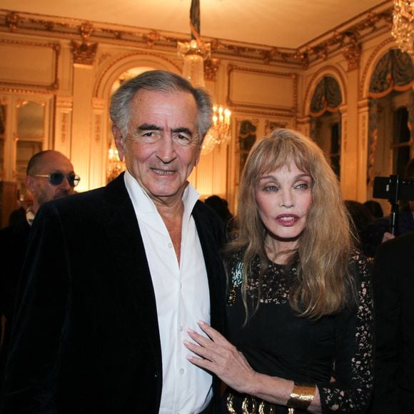 Arielle Dombasle a été décorée Officier de l'ordre des Arts et des Lettres lors d’une cérémonie menée par Rachida Dati.

Bernard-Henri Lévy et Arielle Dombasle - Arielle Dombasle est élevée au rang d'Officière de l'ordre des Arts et Lettres au Ministère de la Culture à Paris. En présence de Paul Delmas, producteur d'Arielle Dombasle.

© Philippe Baldini / Bestimage
