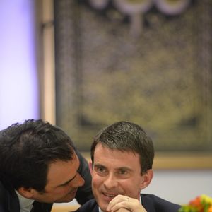 Le médecin Harold Hauzy s'entretient avec le Premier ministre français Manuel Valls et partage un " iftar " ou repas du ramadan, à la mosquée d'Evry, au sud de Paris, en France, le 25 juillet 2014. Photo Ammar Abd Rabbo/ABACAPRESS.COM