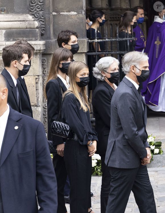 Victor, Giacomo, Stella, Annabelle Belmondo, Florence Belmondo, Paul Belmondo - Obsèques de Jean-Paul Belmondo en en l'église Saint-Germain-des-Prés, à Paris le 10 septembre 2021.

© Cyril Moreau / Bestimage