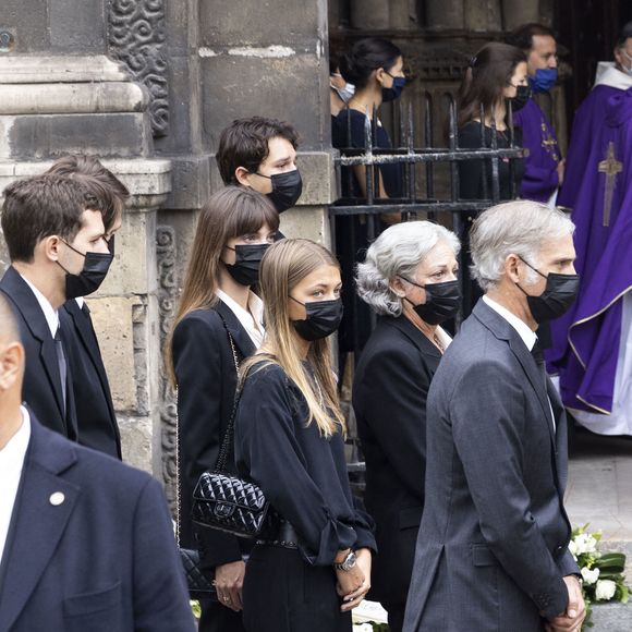 Victor, Giacomo, Stella, Annabelle Belmondo, Florence Belmondo, Paul Belmondo - Obsèques de Jean-Paul Belmondo en en l'église Saint-Germain-des-Prés, à Paris le 10 septembre 2021.

© Cyril Moreau / Bestimage