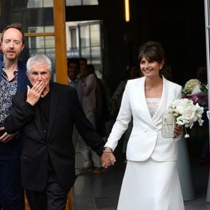 Claude Lelouch et Valérie Perrin - Mariage de Claude Lelouch à la mairie du 18ème à Paris. Le 17 juin 2023 (Agence / Bestimage).