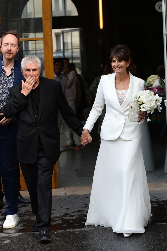 Claude Lelouch et Valérie Perrin - Mariage de Claude Lelouch à la mairie du 18ème à Paris. Le 17 juin 2023 (Agence / Bestimage).