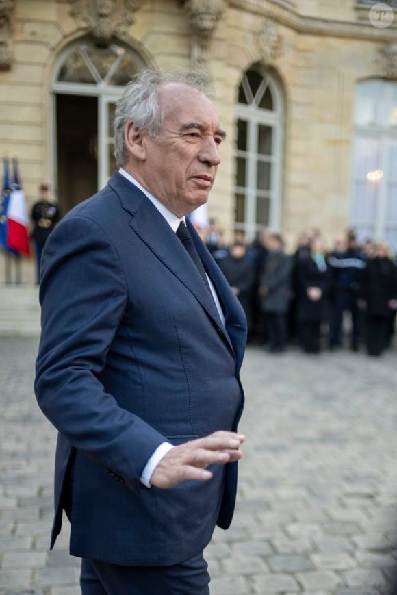 Le Premier ministre François Bayrou participe à Matignon à une minute de silence en hommage aux victimes du cyclone Chido à Mayotte le 23 décembre 2024.4.

© Eliot Blondet / Pool / Bestimage