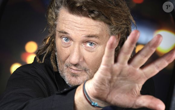 "Je voulais vous annoncer mon départ de la Libre antenne d’Europe 1 et vous dire toute ma gratitude pour les six ans que nous avons passés ensemble, pour le lien que nous avons tissé ensemble. Je voulais vous dire toute ma gratitude pour la confiance que vous m’avez donné et apporté pendant ces six années", a t-il glissé, face caméra.

Portrait de Olivier Delacroix lors de l'enregistrement de l'émission "Chez Jordan". Le 8 septembre 2022. © Cédric Perrin / Bestimage