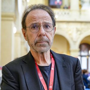 Installé dans le quartier de Greenwich Village, Jean Réno a également un célèbre écrivain pour voisin... Qui n'est autre que Marc Levy !

Marc Levy en dédicaces lors de la 21ème édition du festival Quais du Polar à Lyon le 04/04/2025. © Sandrine Thesillat/PsNewZ/Bestimage