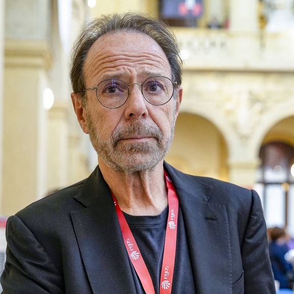 Installé dans le quartier de Greenwich Village, Jean Réno a également un célèbre écrivain pour voisin... Qui n'est autre que Marc Levy !

Marc Levy en dédicaces lors de la 21ème édition du festival Quais du Polar à Lyon le 04/04/2025. © Sandrine Thesillat/PsNewZ/Bestimage