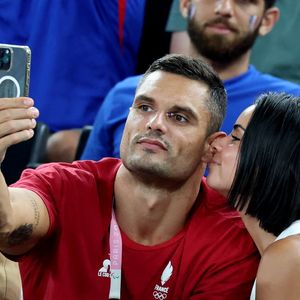 Florent Manaudou et sa compagne Lola Duménil - Les célébrités assistent à la victoire de l'équipe de France de basket face au Canada (82-73) lors des Jeux Olympiques de Paris2024, le 6 août 2024. © Jacovides-Perusseau / Bestimage