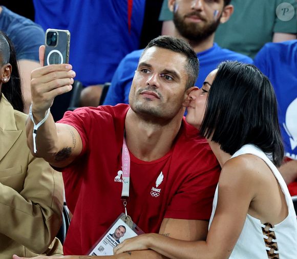 Florent Manaudou et sa compagne Lola Duménil - Les célébrités assistent à la victoire de l'équipe de France de basket face au Canada (82-73) lors des Jeux Olympiques de Paris2024, le 6 août 2024. © Jacovides-Perusseau / Bestimage