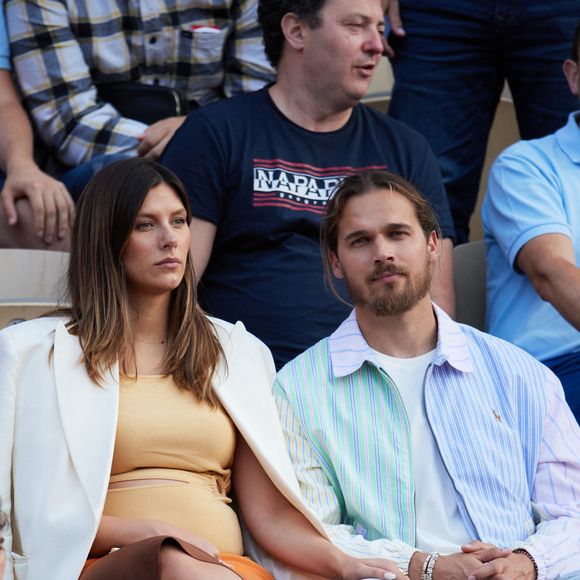 Camille Cerf (Miss France 2015), enceinte et son compagnon Théo Fleury dans les tribunes lors des Internationaux de France de Tennis de Roland Garros 2023. Paris, le 7 juin 2023. © Jacovides-Moreau / Bestimage
