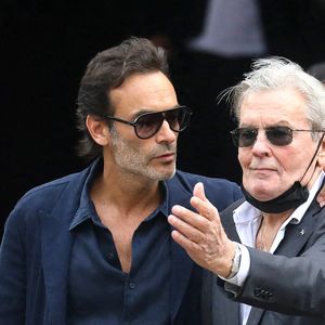 Alain Delon et son fils Anthony - Obsèques de Jean-Paul Belmondo en l'église Saint-Germain-des-Prés, à Paris le 10 septembre 2021. © Dominique Jacovides / Bestimage