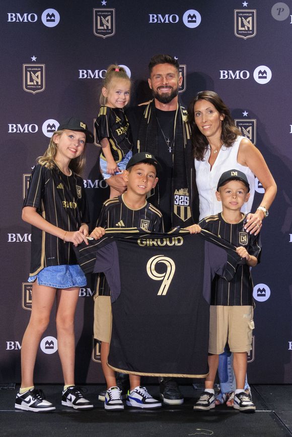 C’est Jennifer Giroud, la femme du joueur et mère de leurs 4 enfants qui a averti la police

Présentation officielle d'Olivier Giroud au club de Los Angeles FC. Il a signé pour la saison 2024-2025.