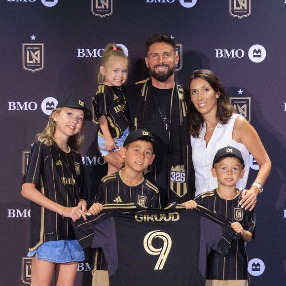 C’est Jennifer Giroud, la femme du joueur et mère de leurs 4 enfants qui a averti la police

Présentation officielle d'Olivier Giroud au club de Los Angeles FC. Il a signé pour la saison 2024-2025.