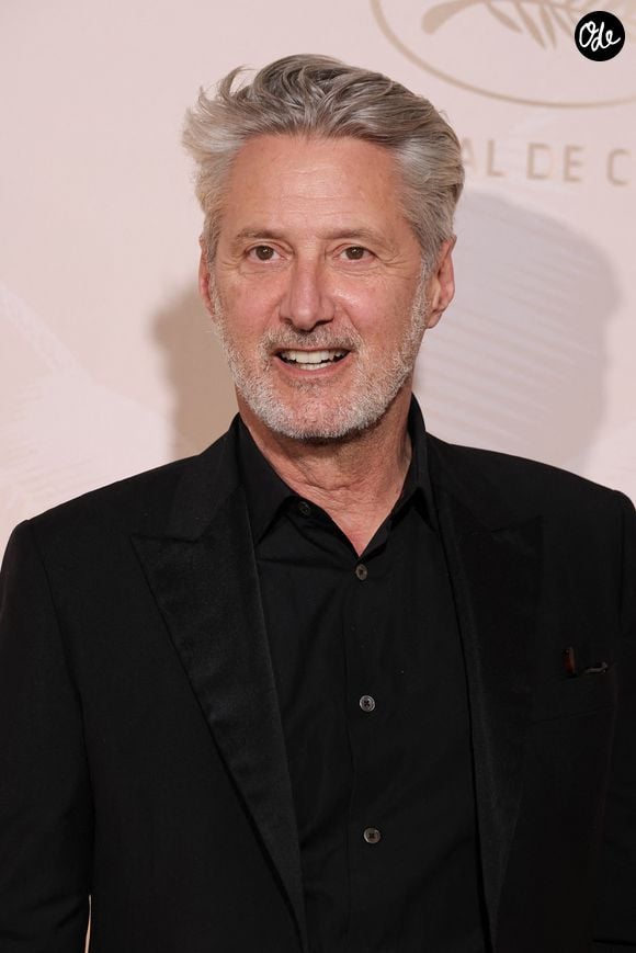 Antoine de Caunes - Photocall du dîner lors du 78ème Festival International du Film de Cannes le 13 mai 2025.

© Moreau / Borde / Jacovides / Bestimage