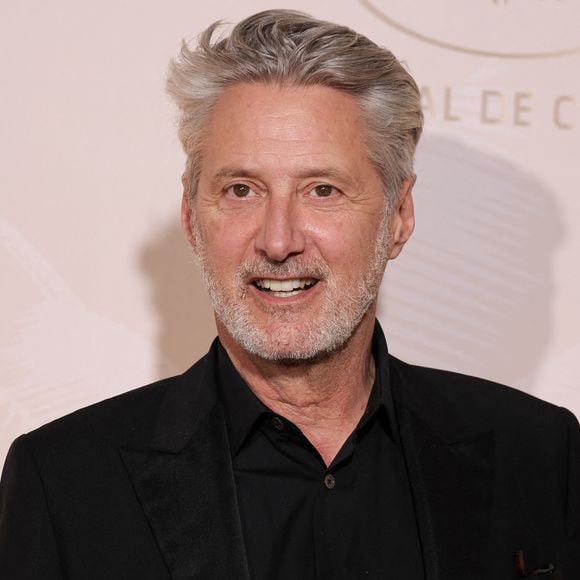 Antoine de Caunes - Photocall du dîner lors du 78ème Festival International du Film de Cannes le 13 mai 2025.

© Moreau / Borde / Jacovides / Bestimage
