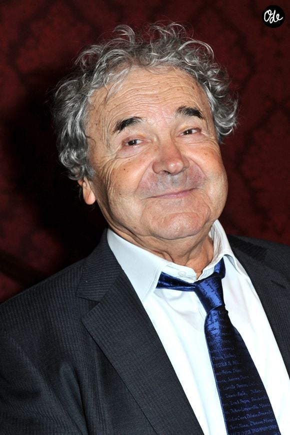 Pierre Perret assistant à la représentation de la pièce « Les Grandes Filles », au profit de l'association de lutte contre le cancer APREC, au Théâtre Montparnasse, à Paris, en France, le 31 mars 2014. Photo : Aurore Maréchal/ABACAPRESS.COM