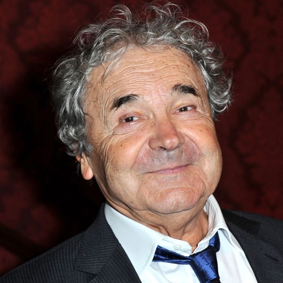Pierre Perret assistant à la représentation de la pièce « Les Grandes Filles », au profit de l'association de lutte contre le cancer APREC, au Théâtre Montparnasse, à Paris, en France, le 31 mars 2014. Photo : Aurore Maréchal/ABACAPRESS.COM
