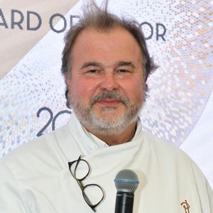 Ce macaron aux couleurs du drapeau national a été créé en partenariat avec la présidence de la République.

Pierre Hermé ( prix d'honneur La liste 2023) - Remise du prix "La Liste" au Village Internationale de la Gastronomie à Paris le 7 septembre 2023. © Veeren/Bestimage