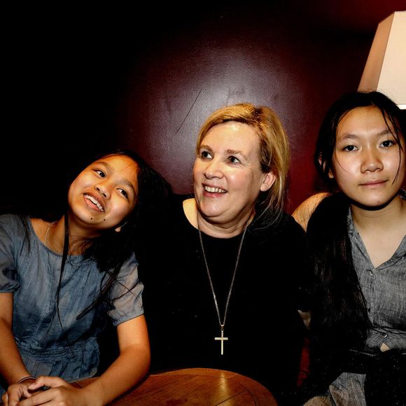 “Je suis devenue plus responsable grâce à mes filles, alors que je n’avais pas toujours été très réfléchie”, explique Hélène Darroze au Monde

Exclusif - Hélène Darroze et ses filles Charlotte et Quitterie ont suivi la finale de l'émission "Top Chef" depuis son restaurant La Joia à Paris, où elle avait installé une télévision. A sa grande joie, c'est son élève, Mohamed Cheikh, qui a remporté la finale. Pour la deuxième année consécutive, la cheffe Hélène Darroze et un de ses poulains gagnent le concours culinaire de M6. Le 9 juin 2021
© Dominique Jacovides / Bestimage