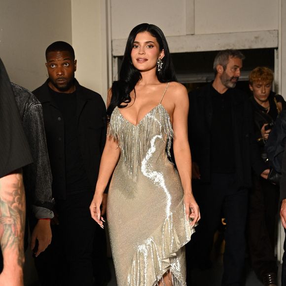 Parmi les invités présents, Kylie Jennifer avait elle aussi fait le déplacement.

Exclusif - Kylie Jenner au défilé Schiaparelli Collection Femme Prêt-à-Porter Printemps/Eté 2026 lors de la Fashion Week à Paris, le 2 octobre 2025. 

Photo : Pierre Perusseau / Bestimage