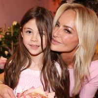 Adriana Karembeu : En voyage avec sa fille Nina (7 ans), elles s'offrent un petit plaisir bien utile