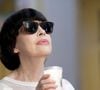Entourée de ses proches et de plusieurs amis, elle a notamment partagé la scène avec Enrico Macias et assisté à un spectacle d’Ary Abittan.

Exclusif - Mireille Mathieu - La visite annuelle de Mireille Mathieu à Saint-Tropez, s'est déroulée par un passage à l'église du village et une visite à son amie du restaurant "Le Caprice des deux", le 4 aout 2026. © Sophie louvet / Nice-Matin / Bestimage
