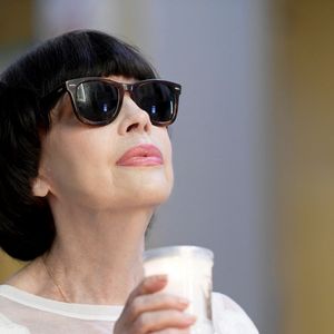Entourée de ses proches et de plusieurs amis, elle a notamment partagé la scène avec Enrico Macias et assisté à un spectacle d’Ary Abittan.

Exclusif - Mireille Mathieu - La visite annuelle de Mireille Mathieu à Saint-Tropez, s'est déroulée par un passage à l'église du village et une visite à son amie du restaurant "Le Caprice des deux", le 4 aout 2026. © Sophie louvet / Nice-Matin / Bestimage