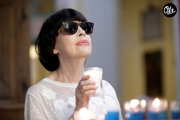 Entourée de ses proches et de plusieurs amis, elle a notamment partagé la scène avec Enrico Macias et assisté à un spectacle d’Ary Abittan.

Exclusif - Mireille Mathieu - La visite annuelle de Mireille Mathieu à Saint-Tropez, s'est déroulée par un passage à l'église du village et une visite à son amie du restaurant "Le Caprice des deux", le 4 aout 2026. © Sophie louvet / Nice-Matin / Bestimage