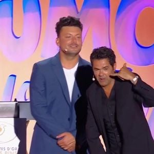 Une séquence improvisée qui a beaucoup amusé le public et mis Kev Adams dans l’embarras.

Kev Adams et Jamel Debbouze lors de la troisième édition du Festival "L'humour à la plage" diffusée sur TF1 jeudi 27 août 2026

Capture d'écran TF1 "L'humour à la plage"