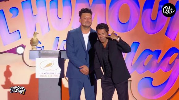 Une séquence improvisée qui a beaucoup amusé le public et mis Kev Adams dans l’embarras.

Kev Adams et Jamel Debbouze lors de la troisième édition du Festival "L'humour à la plage" diffusée sur TF1 jeudi 27 août 2026

Capture d'écran TF1 "L'humour à la plage"